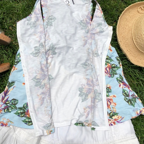 🌺 Anthropologie “Akemi + Kin” CUTE Floral Top Sm! - Picture 4 of 8